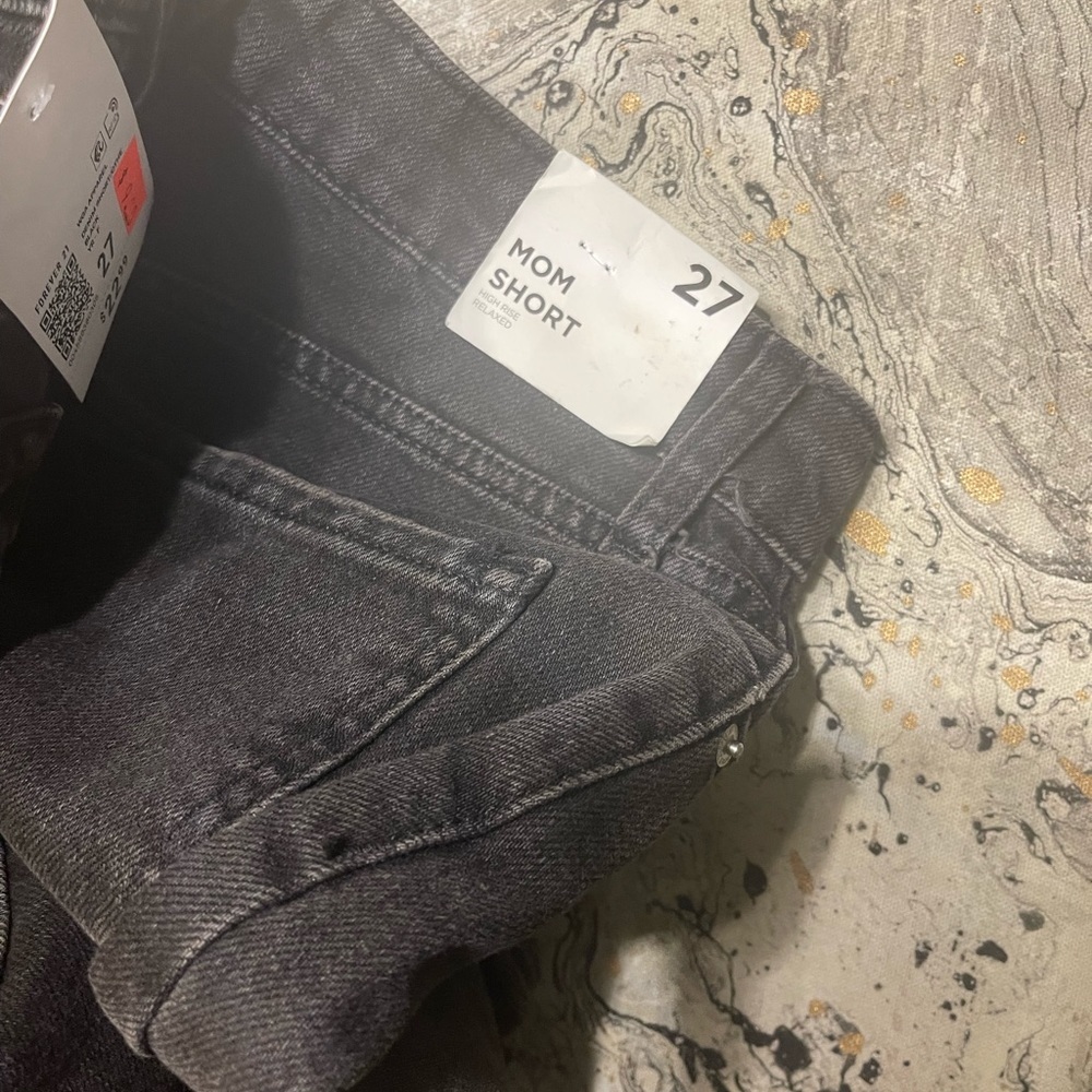 New Women’s black denim Jean 
shorts size 27
Mom shorts 
 
Brand is Forever 21 - Picture 4 of 5